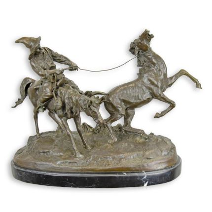 Bronzefigur Reiter und Wildpferd, A BRONZE GROUP OF A KIRGIZ CAPTURING A WILD HORSE