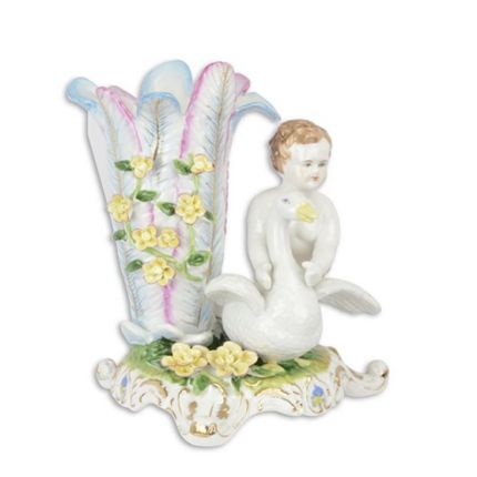 Porzellanvase mit Schwan und Kinderfigur, A PORCELAIN SWAN AND CHERUB VASE
