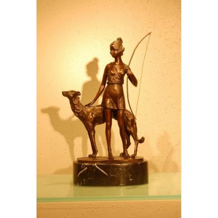 BRONZE FEMALE HUNTRESS WITH HOUND H: 43 cm.