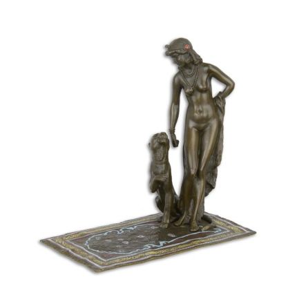 Kleine Bronzefigur Kleopatra mit Panther auf einem mehrfarbigen Teppich - H. 16,8 cm