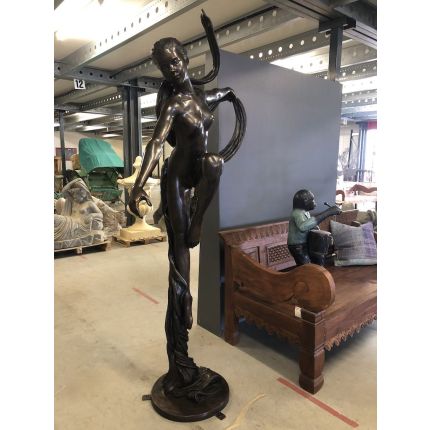 Bronze Figur, Frau mit Tuch, Bronzefigur, Statue, Skulptur