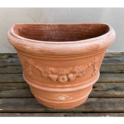 Galestro Terracotta, Tasca, Wandtopf, Blumentopf, halbrund, verziert, Früchtegirlande, Streifen, Raute