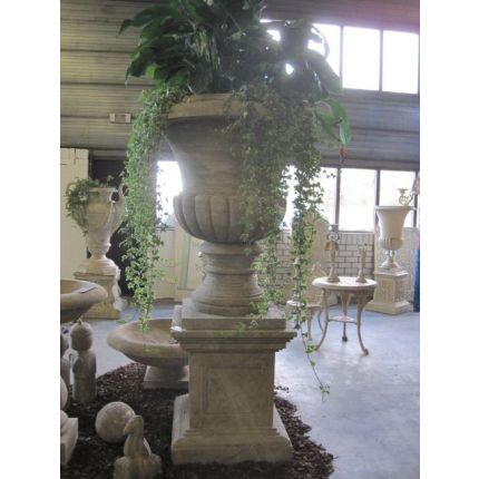 Natursteinpokal, Pokal auf Sockel, Steinpokal, Gartenpokal, Pflanzgefäß