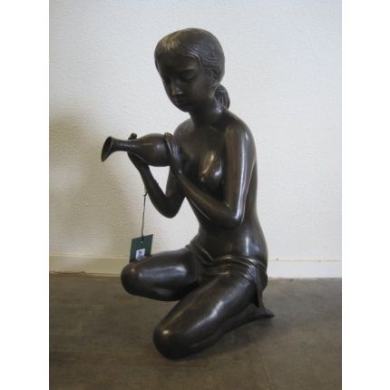 Bronze Figur, kniendes Mädchen, Frau mit einer Vase in der Hand , Brunnenfigur