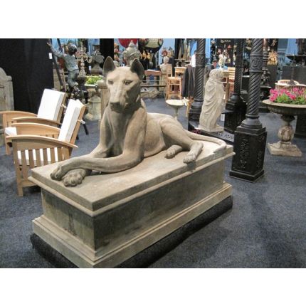 Hund auf einem Sockel, Natursteinfigur, Tierfigur