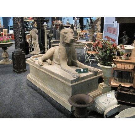 Hund auf einem Sockel, Natursteinfigur, Tierfigur