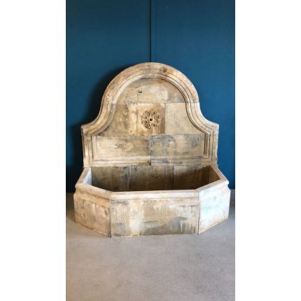 Naturstein, Wandbrunnen mit kleinem Blumendekor, Wasserstelle, Gartenbrunnen, Wasserbecken, Brunnen, Steinbrunnen