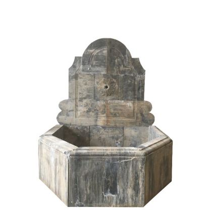 Naturstein, mehreckiger Wandbrunnen mit Blume, Wasserstelle, Gartenbrunnen, Wasserbecken, Brunnen, Steinbrunnen