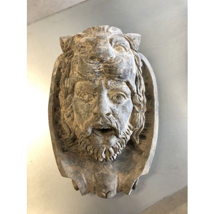 Naturstein, Steinmauermaske Mann mit Löwenhut, Wasserstelle, Gartenbrunnen, Wasserbecken, Brunnen, Steinbrunnen