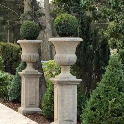 Naturstein, Pokal auf Sockel, Höhe 180 cm, Pflanzgefäß, Gartendekoration