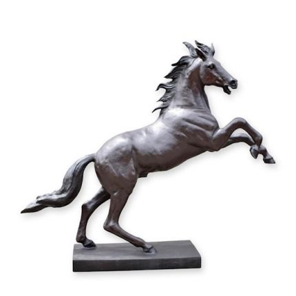 Bronzetierfigur Pferd, Pferdefigur, Bronzepferd, Tierfigur, Gartenfigur, Tierstatue, A BRONZE SCULPTURE OF A STAGGERING HORSE