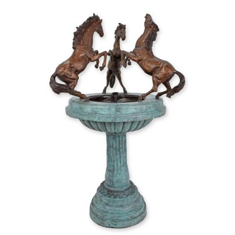 Bronzebrunnen mit drei Pferdefiguren, A BRONZE FOUNTAIN WITH 3 HORSES