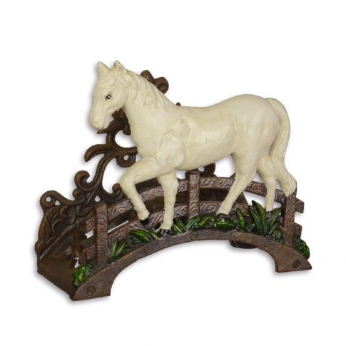 Gusseisen-Schlauchhalter mit Pferdefigur, A CAST IRON HORSE HOSE HOLDER