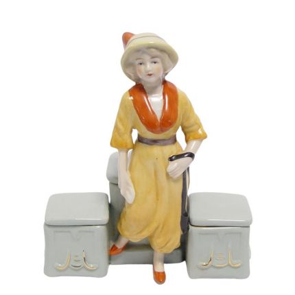 Zweifacher Porzellan-Senftopf mit Frauenfigur, A PORCELAIN DOUBLE MUSTARD POT