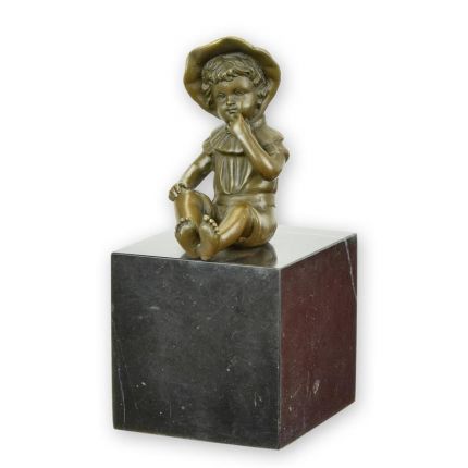 Bronzefigur sitzendes kleines Mädchen, A BRONZE SCULPTURE OF A LITTLE GIRL SITTING