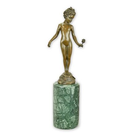 Bronzefigur Mädchen mit Rose, A BRONZE SCULPTURE OF A GIRL HOLDING A ROSE