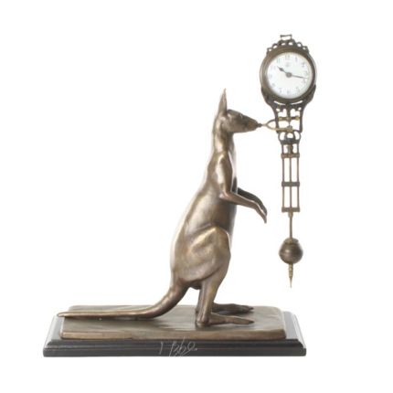 Tischuhr mit Känguru-Figur, A MYSTERIEUSE TABLE CLOCK SHAPED AS A KANGAROO