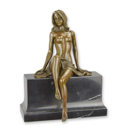 Bronzefigur halbnackte, sitzende Frau - Höhe 26,6 cm