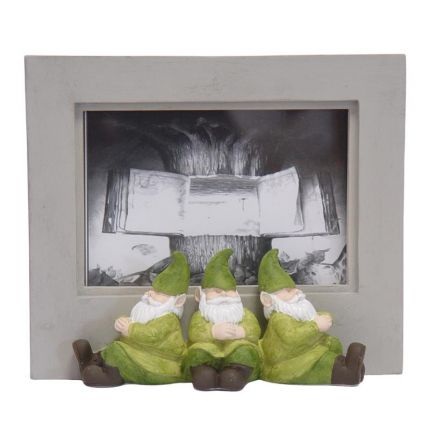 Bilderrahmen aus Polyresin mit drei Zwergen, A RESIN PHOTO FRAME FLANKED BY 3 SITTING GNOMES