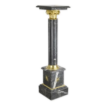 Schwarze Marmorsäule mit goldenen Verzierungen, A MARBLE COLUMN - BLACK
