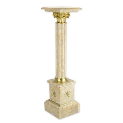 Cremefarbene Marmorsäule mit goldenen Verzierungen, A MARBLE COLUMN - CREME