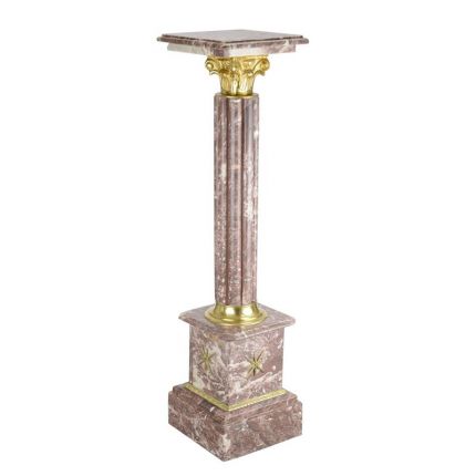 Rote Marmorsäule mit goldenen Verzierungen, A MARBLE COLUMN - RED