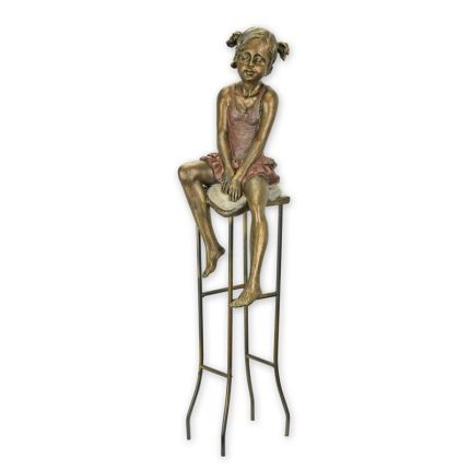 Polyresinfigur Mädchen, Kinderfigur, Mädchenfigur, A RESIN FIGURINE OF A LITTLE GIRL ON STOOL