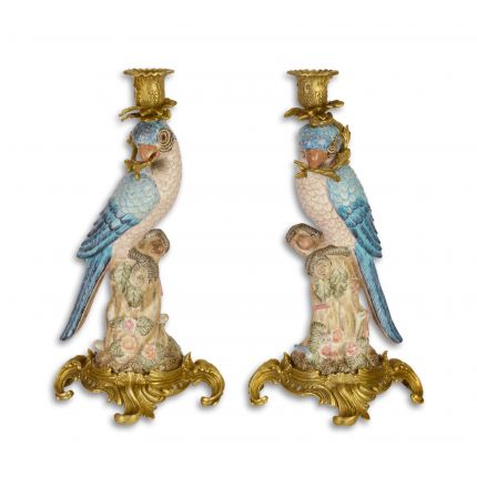 Papageienkerzenhalter aus Porzellan mit Bronzeanteilen, A PAIR OF BRONZE MOUNTED PORCELAIN PARROT CANDLE HOLDERS