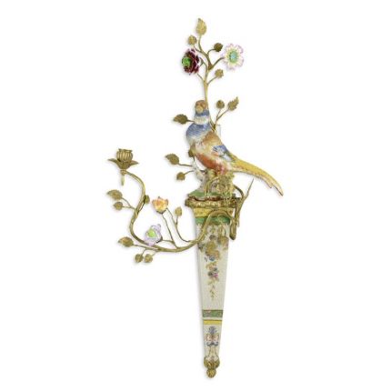 Wanddekoration aus Porzellan mit Bronzeanteilen, A BRONZE MOUNTED PORCELAIN WALL CANDLE HOLDER