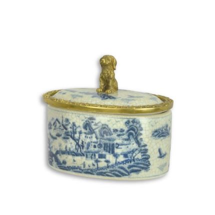 Porzellandose mit Bronzeanteilen, A BRONZE MOUNTED PORCELAIN BOX AND COVER