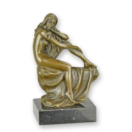 Bronzefigur weiblicher Akt, sitzende, nackte Frau