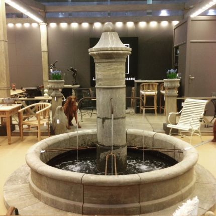 Freistehender Brunnen, Marktbrunnen, Steinbrunnen, Natursteinbrunnen