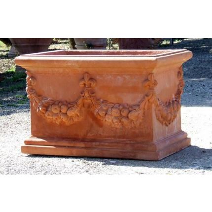 Cassetta festonata e gigli