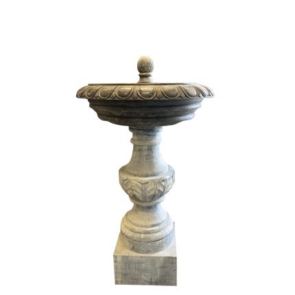 Steinbrunnen mit Ananasdekor, freistehender Brunnen, Marktbrunnen, Wasserstelle