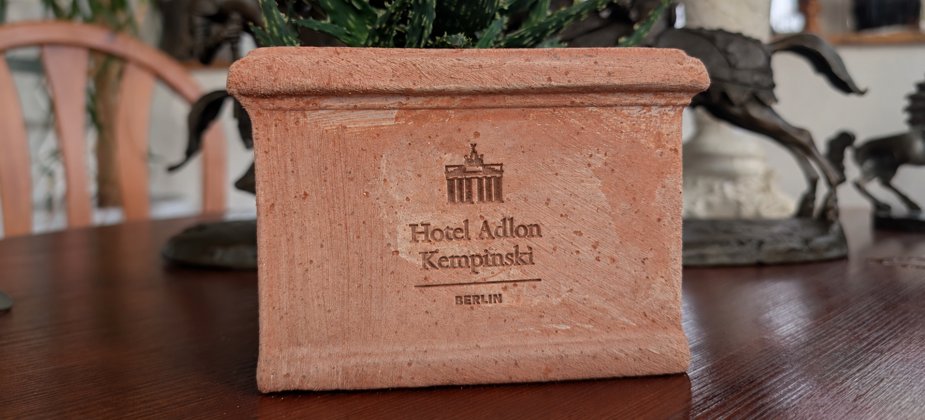 Terracotta-Blumentopf mit dem Logo des Hotel Adlon Kempinski Berlin